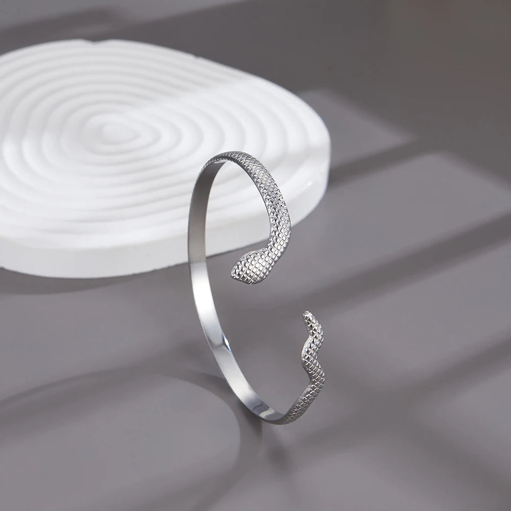 Fashionable and simple snake-shaped bracelet, open stainless steel snake head bracelet for women, gift for girls
